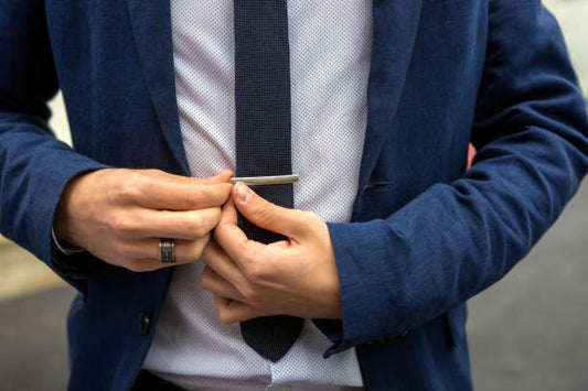 Pince à cravate sophistiquée, ajoutant une touche d'originalité à un costume masculin