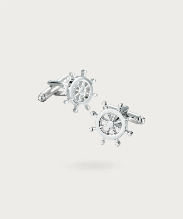 Boutons de manchette couleur argent avec un symbole de gouvernail
