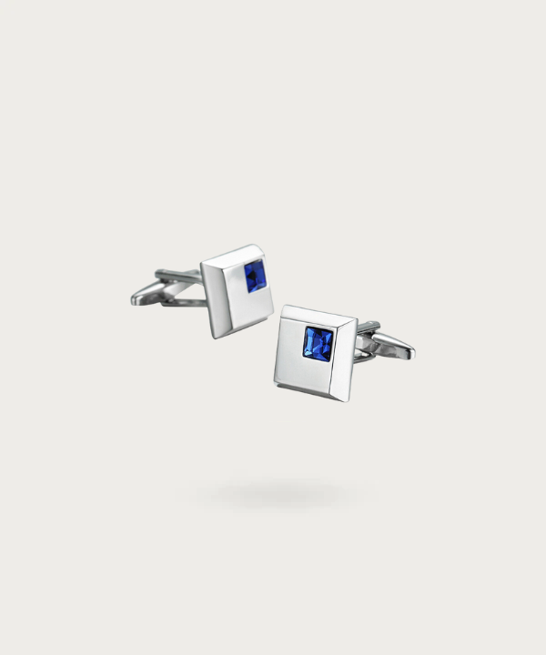 Boutons de manchette de forme carrée avec un intérieur bleu azur, reflétant l'élégance contemporaine et l'odyssée de l'exploration stylistique."