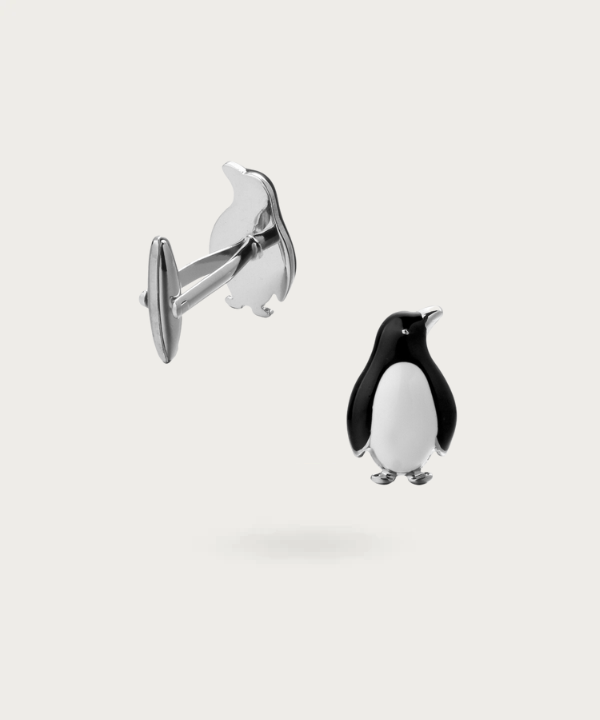 Boutons de manchette délicatement conçus en forme de pingouins, apportant une touche d'humour sophistiqué à votre style.