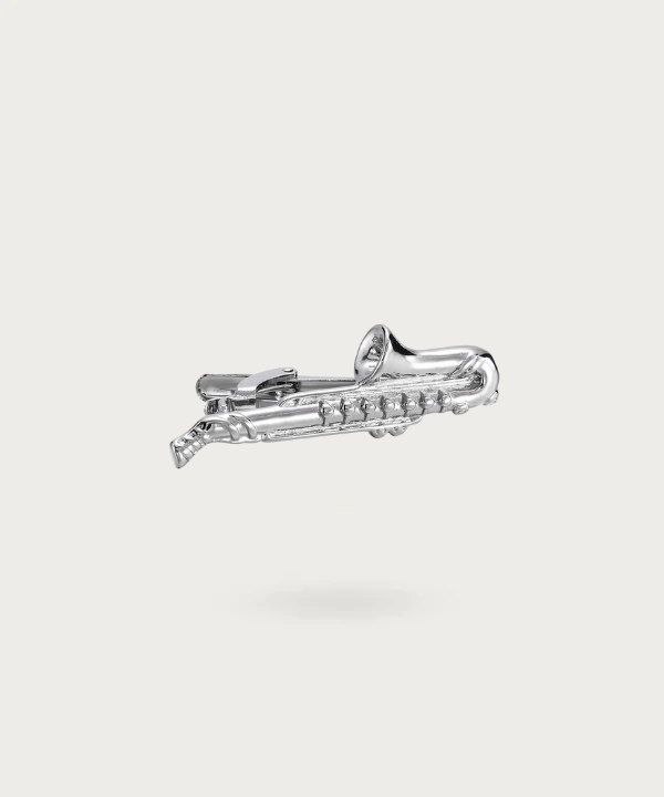 Pince de cravate en forme de saxophone argenté, un accessoire qui combine style moderne et passion pour la musique.