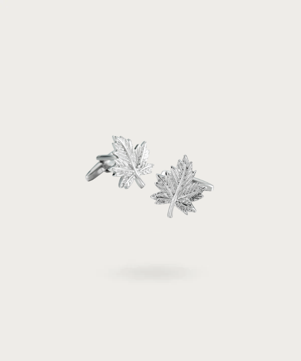 Bouton de manchette détaillé avec feuille d'érable argentée
