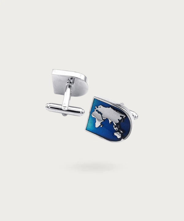 Détails argent et bleu sur les boutons de manchette Globe-Trotter