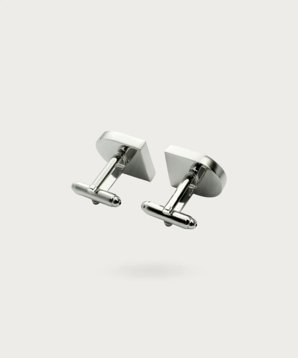 Boutons de manchette Globe-Trotter portés sur une chemise blanche