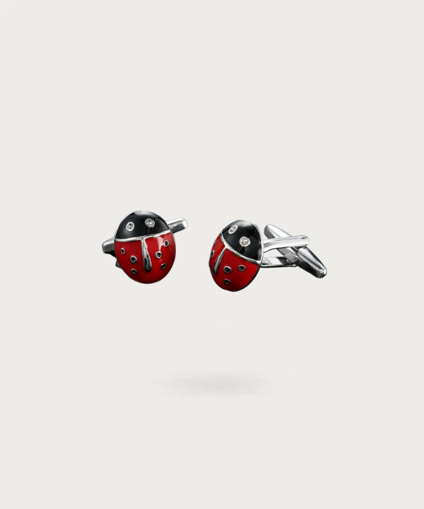"Bouton de manchette design coccinelle pour une touche naturelle"