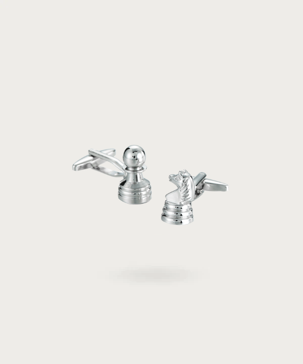 Boutons de manchette en forme de pièces d'échecs (un pion et un cavalier) avec une finition argentée brillante et des détails minutieusement sculptés