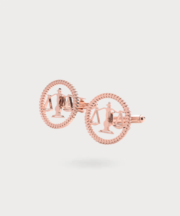 Zoom sur l'artisanat précis des boutons de manchette Emblème Justice Luxe