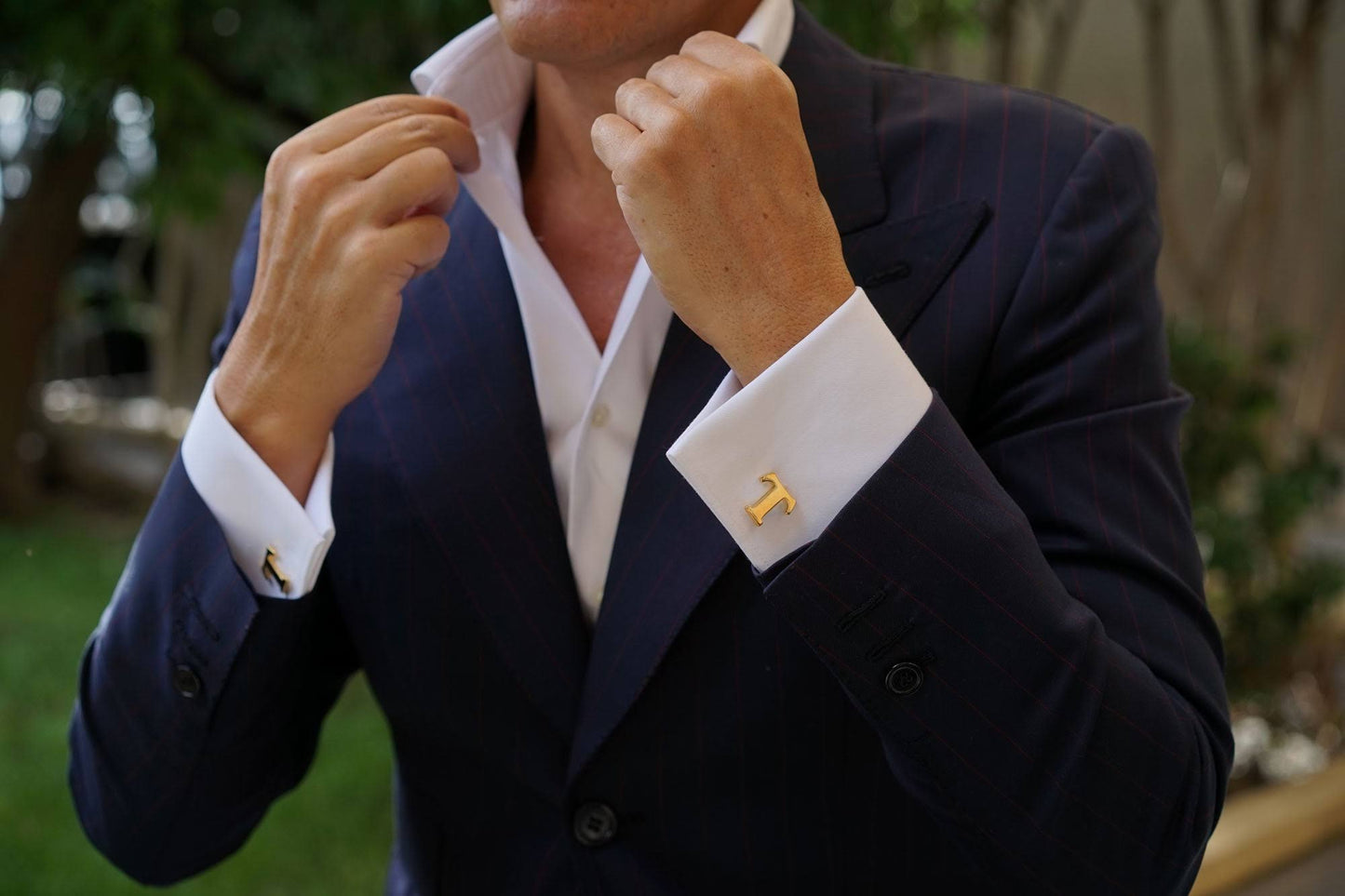 homme portant bouton de manchette lettre T