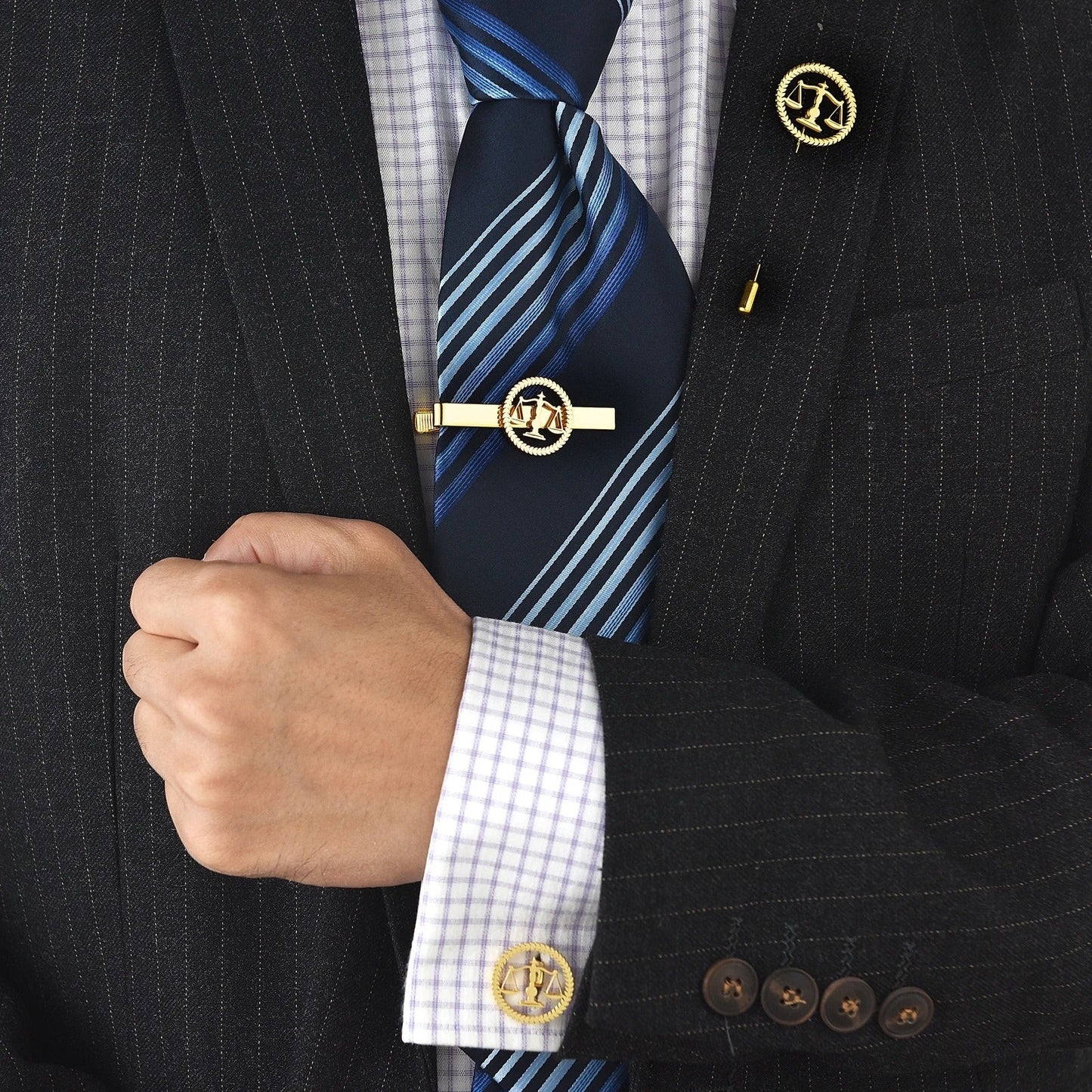 Boutons de manchette Emblème Justice Luxe portés sur une chemise de luxe