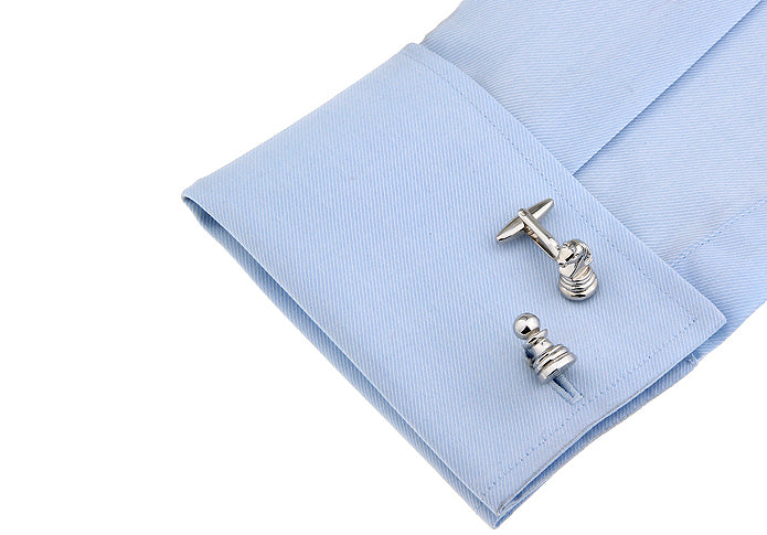 Boutons de manchette Duel Stratégique portés sur une chemise blanche