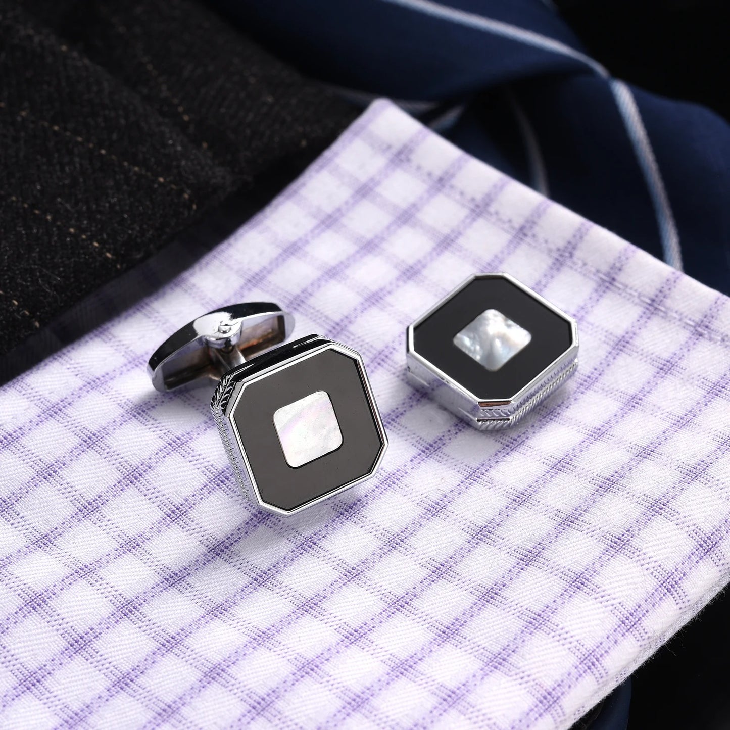 "Incorporez une touche d'élégance à votre tenue avec les Boutons de Manchette Dualité Chic, parfait pour des occasions formelles et professionnelles."