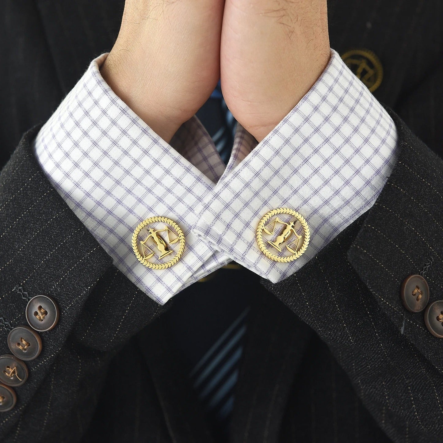 Boutons de manchette Emblème Justice Luxe portés sur une chemise de luxe avocat
