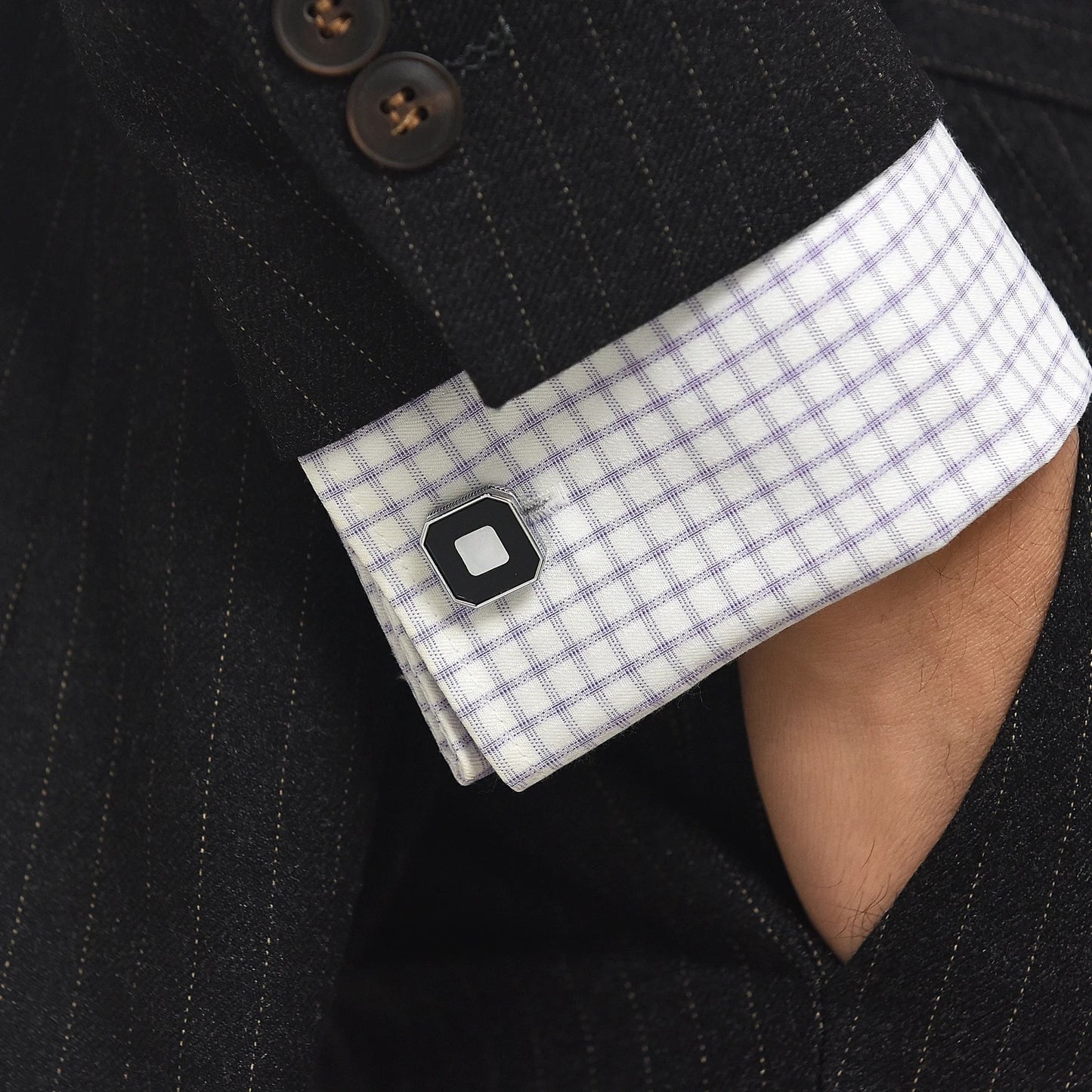 "L'accessoire idéal pour l'homme moderne : Boutons de Manchette Dualité Chic en noir et argenté, reflétant l'élégance et la finesse."