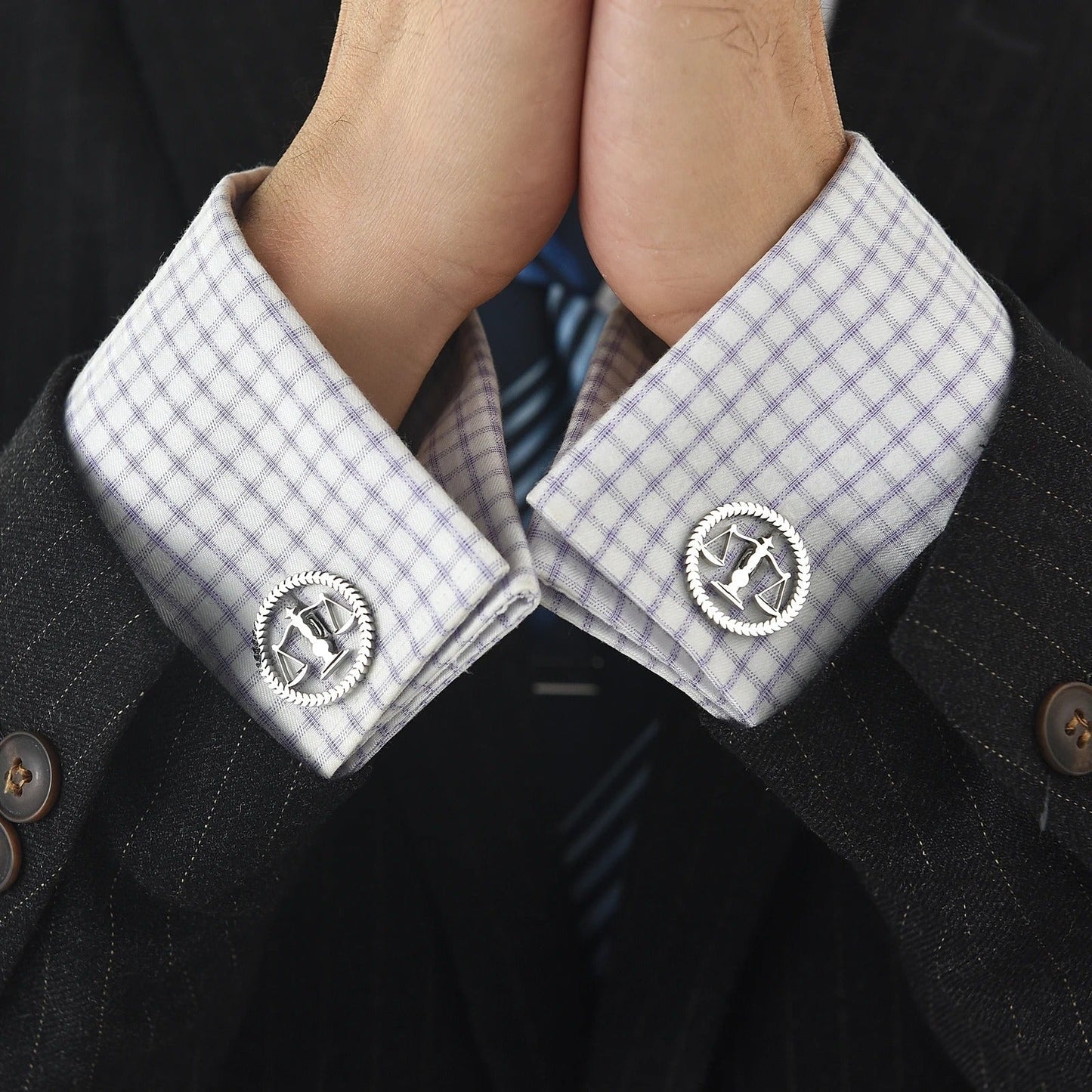 Boutons de manchette Justice Luxe portés sur une chemise de luxe
