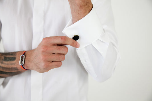 chemise blanche et boutons de manchette noirs