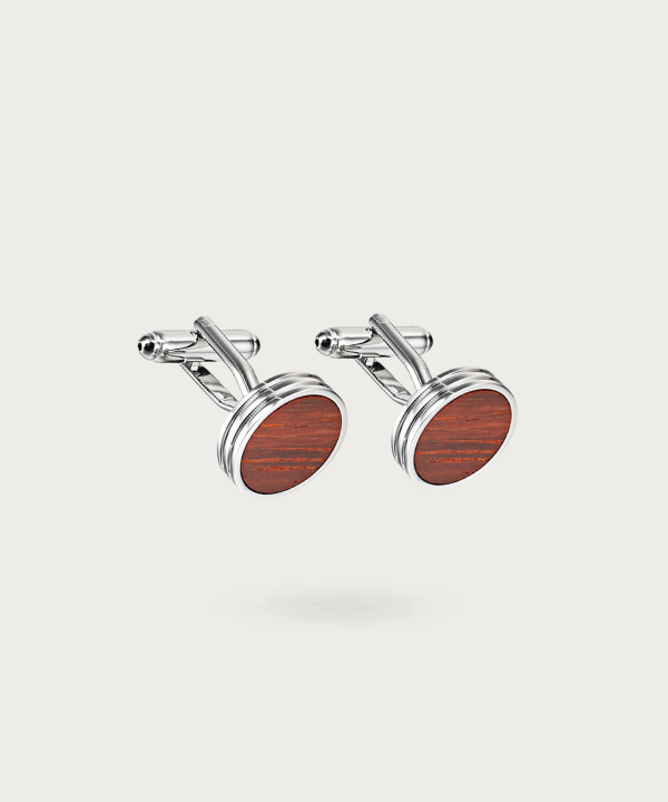 Bouton de manchette cercle en bois présenté sur une chemise élégante