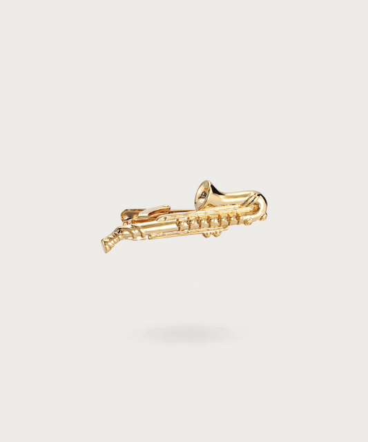 Pince de cravate en forme de saxophone doré, incarnant l'élégance et le charme de la musique jazz.