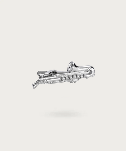 Pince de cravate en forme de saxophone argenté, un accessoire qui combine style moderne et passion pour la musique.