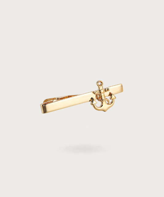Pince de cravate en forme d'ancre dorée, représentant l'ambition et le luxe, pour l'homme contemporain.