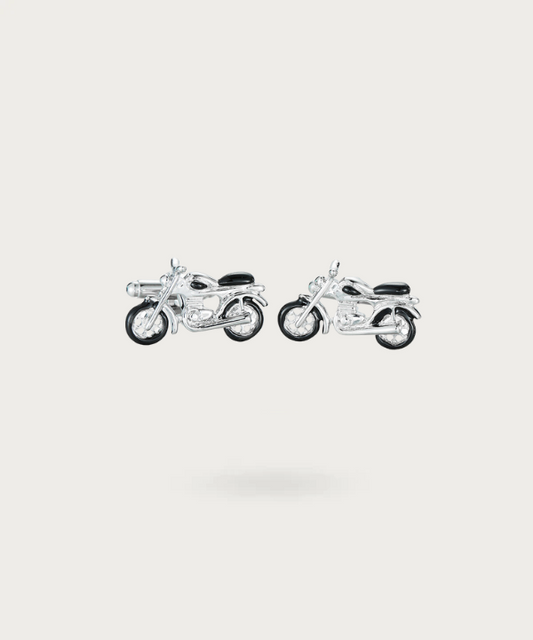 "Boutons de manchette 'Le Motard' en argent, représentant une moto détaillée, symbolisant la liberté, la puissance et l'élégance moderne."