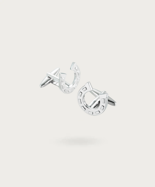 Boutons de manchette élégants en forme de fer à cheval, avec une finition argentée brillante et des détails sculptés avec précision.