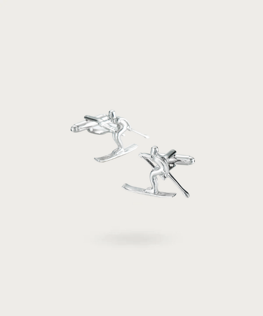 Boutons de manchette en forme de skieur, avec une finition argentée brillante et des détails minutieusement sculptés.