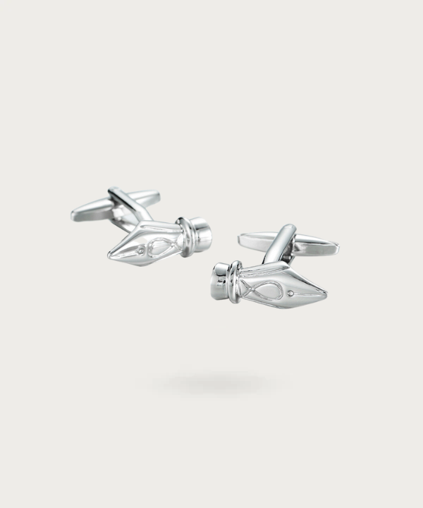 Boutons de manchette sophistiqués en forme de stylo à encre, avec une finition argentée brillante et des détails minutieusement sculptés.