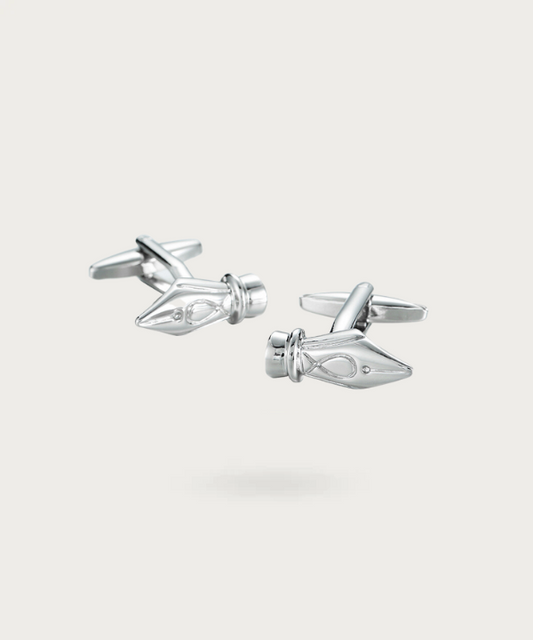 Boutons de manchette sophistiqués en forme de stylo à encre, avec une finition argentée brillante et des détails minutieusement sculptés.