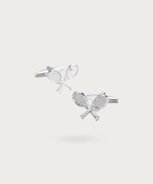 Boutons de manchette élégants en forme de raquettes de tennis, avec une finition argentée brillante et des détails minutieusement sculptés.