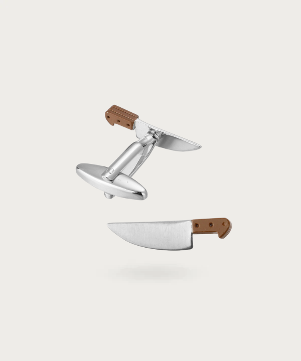 Détail de la lame du couteau Santoku sur les boutons de manchette Maître Santoku
