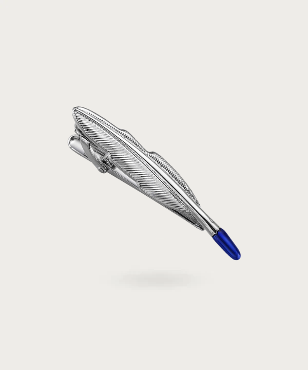 Détail de la plume et de l'embout bleu sur la pince à cravate Plume Royale