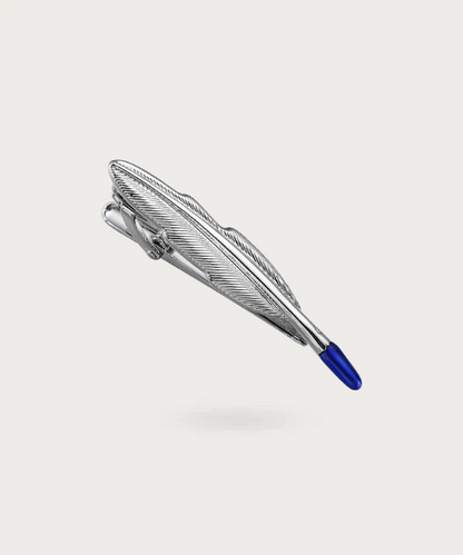 Détail de la plume et de l'embout bleu sur la pince à cravate Plume Royale