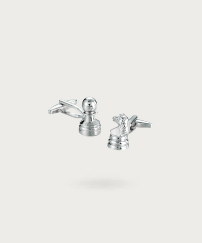 Boutons de manchette en forme de pièces d'échecs (un pion et un cavalier) avec une finition argentée brillante et des détails minutieusement sculptés