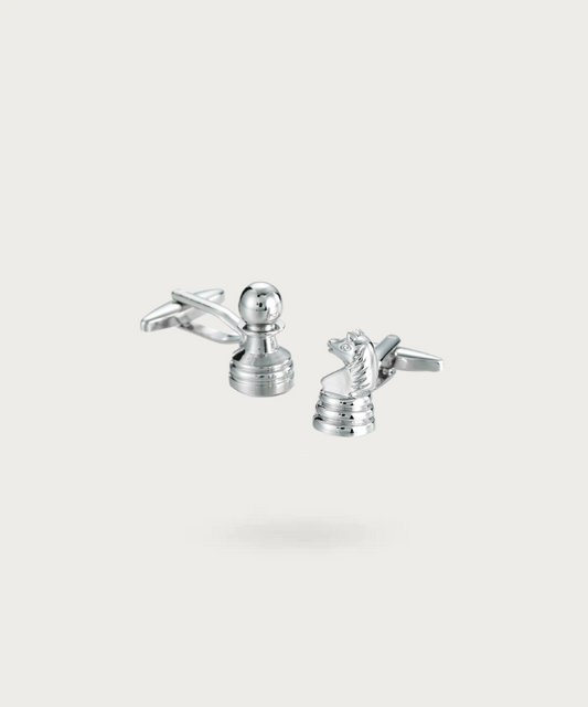 Boutons de manchette en forme de pièces d'échecs (un pion et un cavalier) avec une finition argentée brillante et des détails minutieusement sculptés