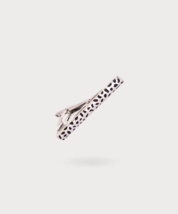 Pince à cravate argentée avec un motif unique de taches de vache - Motif Vache Chic