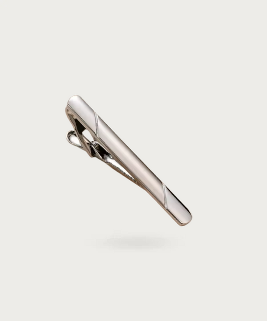 Pince à cravate en argent avec traits fins en haut et en bas, design élégant et épuré.