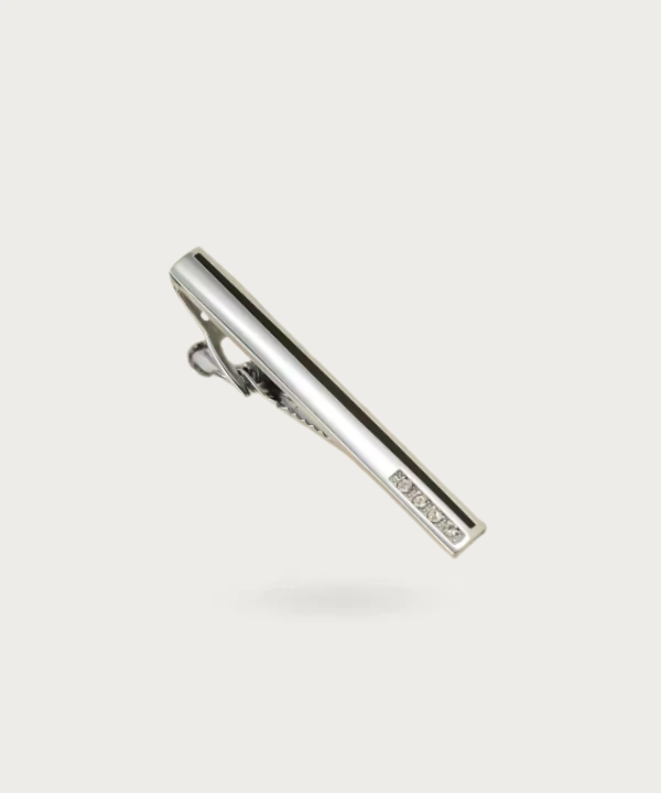 Pince à cravate en argent , rehaussée d’un éclat brillant sur le bas pour un look raffiné.