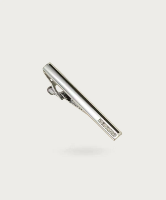 Pince à cravate en argent , rehaussée d’un éclat brillant sur le bas pour un look raffiné.