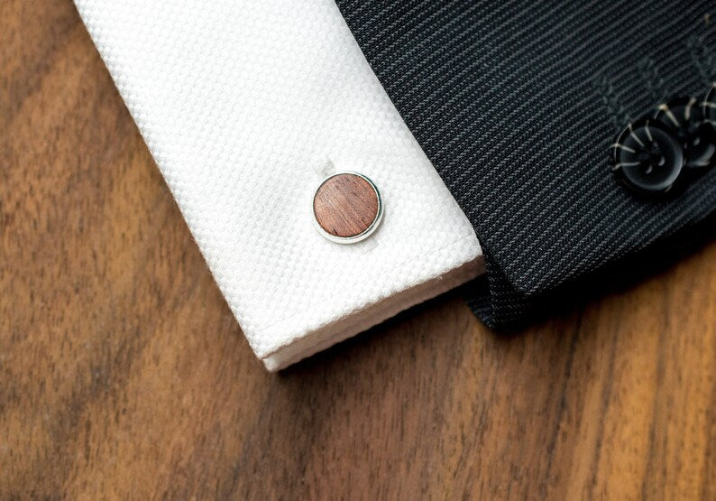 Boutons de manchette: La Chaleur du Bois portée sur chemise