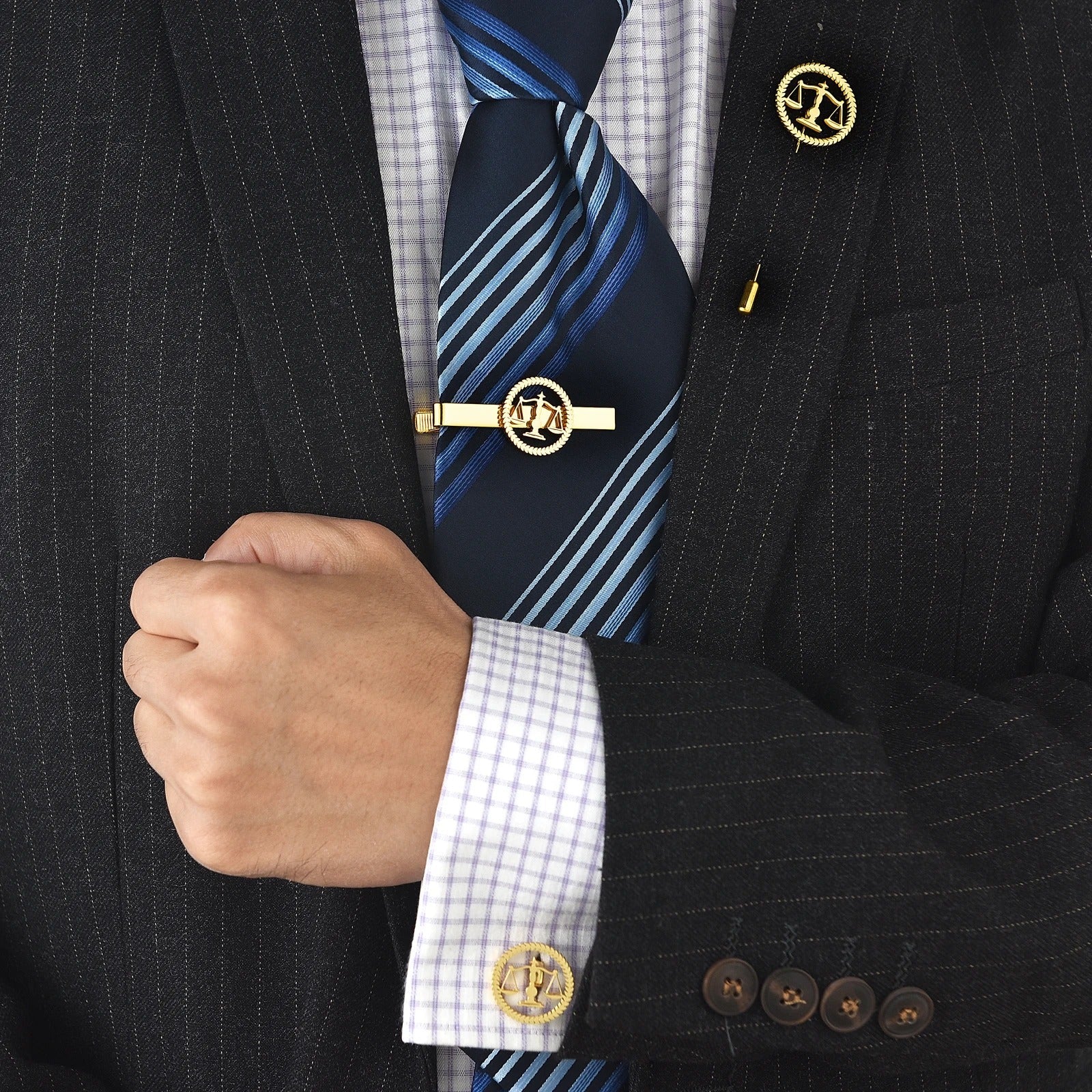 Boutons de manchette Emblème Justice Luxe portés sur une chemise de luxe