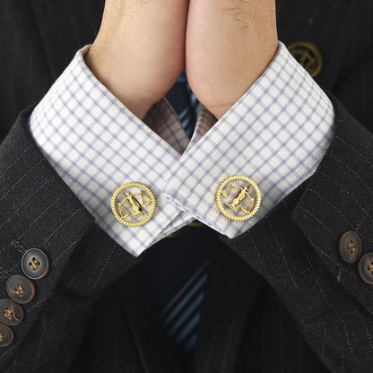 Boutons de manchette Emblème Justice Luxe portés sur une chemise de luxe avocat
