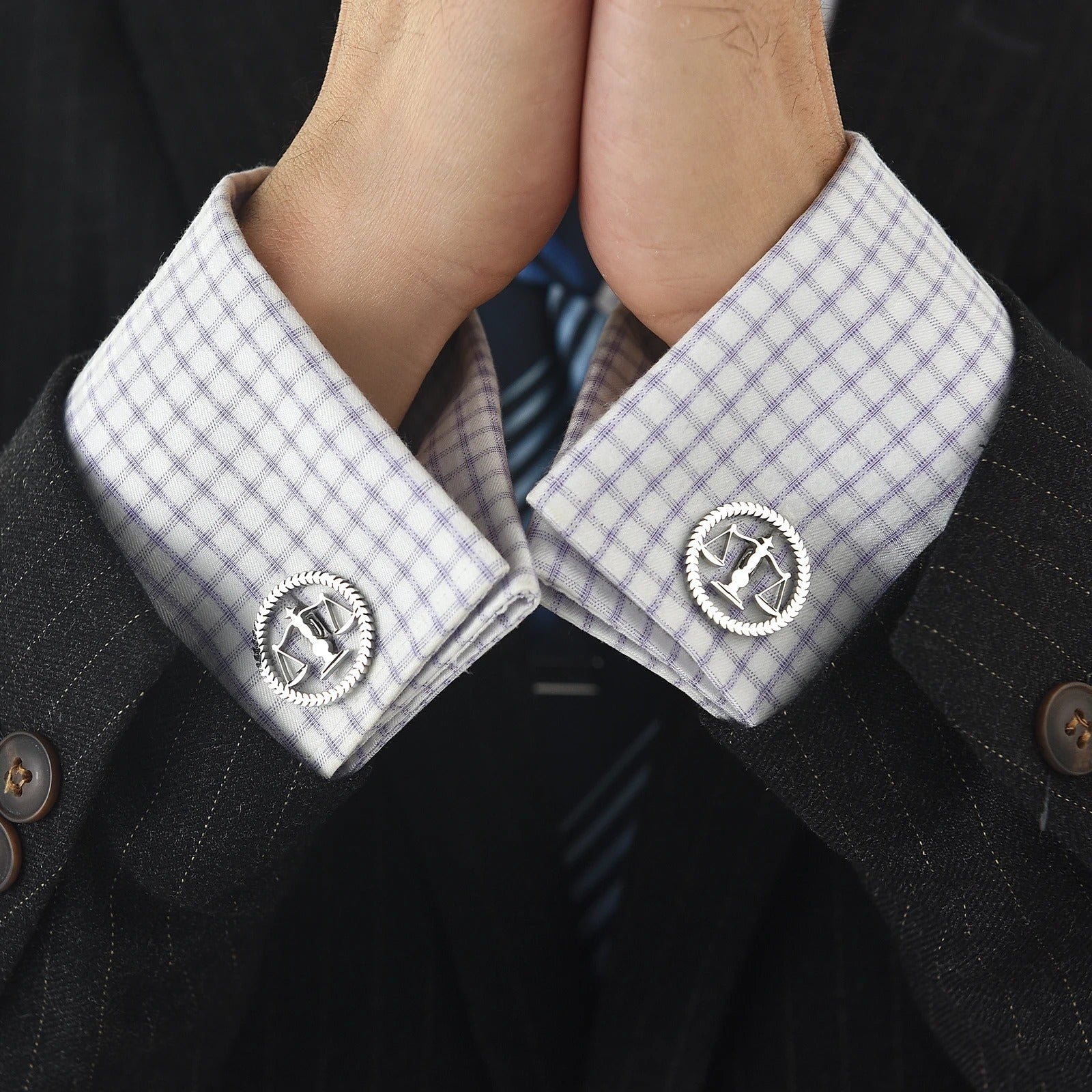 Boutons de manchette Emblème Justice assortis à une chemise habillée avocat