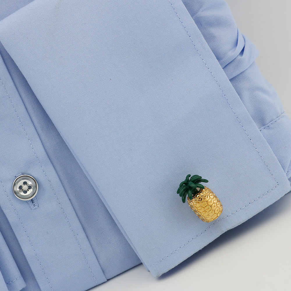 Boutons de manchette Exotique Doré portés sur une chemise bleue