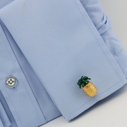 Boutons de manchette Exotique Doré portés sur une chemise bleue